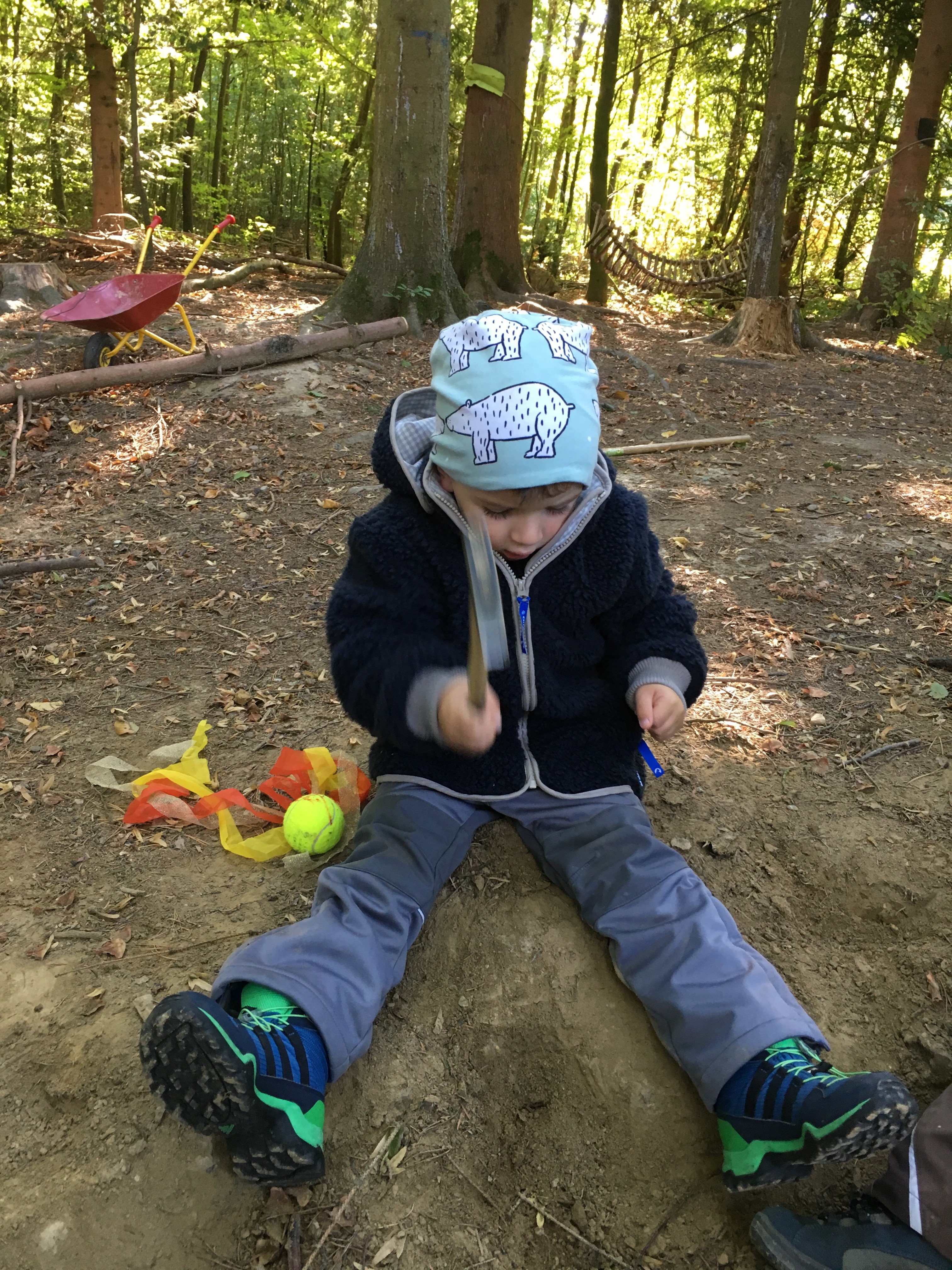 Kinderaktivitäten im Wald
